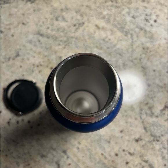 Navy 40 oz hydroflask - Picture 3 of 5